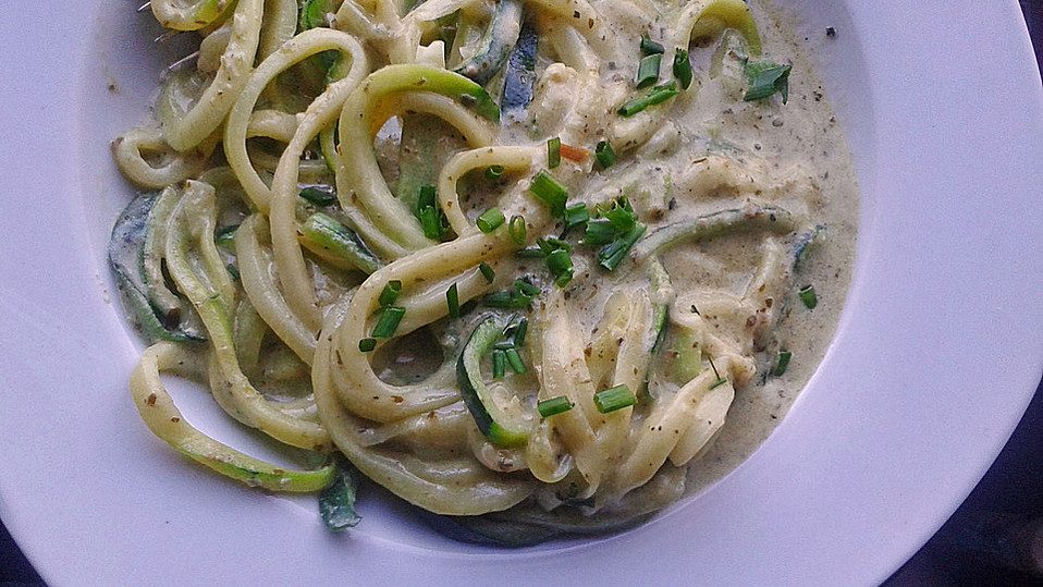 Dünne Zucchininudeln mit Crème fraîche und Pesto von KatiZero Dünne Zucchininudeln mit Crème fraîche und Pesto von KatiZero