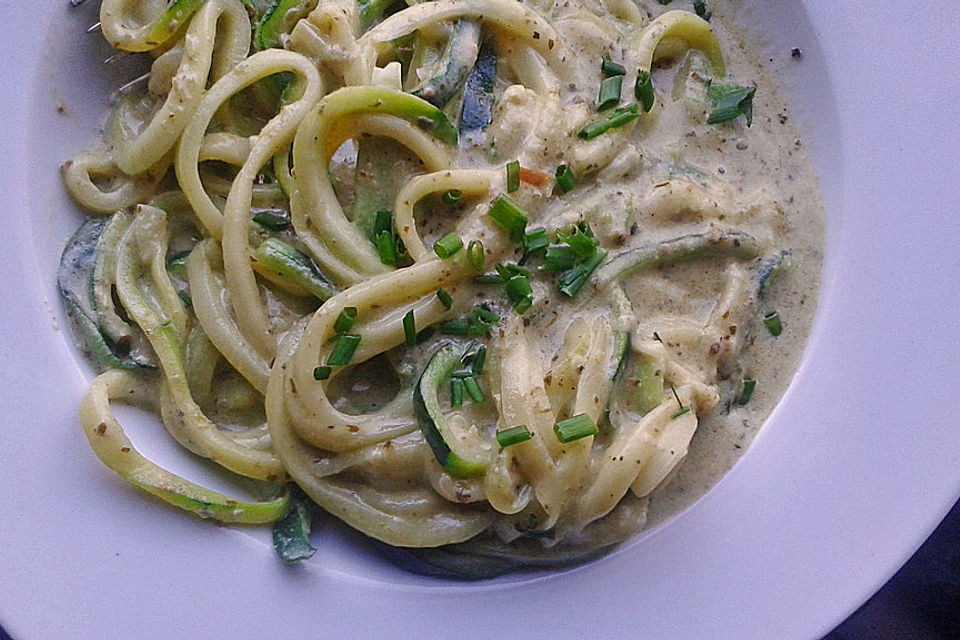 Dünne Zucchininudeln mit Crème fraîche und Pesto