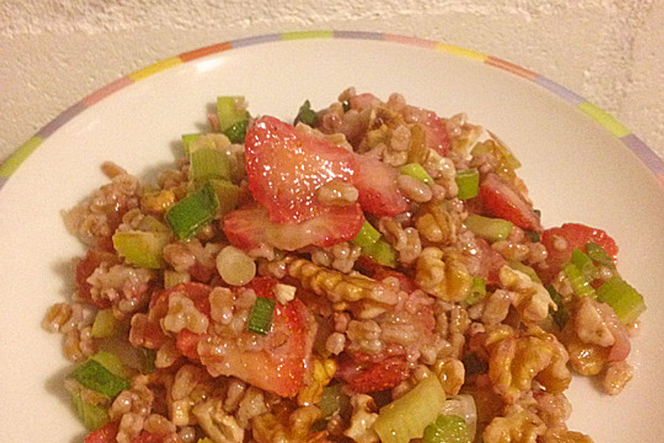 Dinkelsalat mit Erdbeeren und Staudensellerie