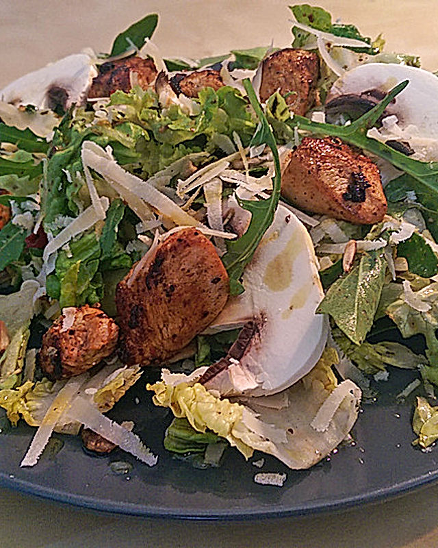 Fitness-Salat mit Putenwürfeln und Zitronen-Honig-Vinaigrette