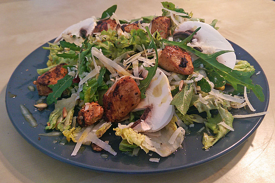 Fitness-Salat mit Putenwürfeln und Zitronen-Honig-Vinaigrette