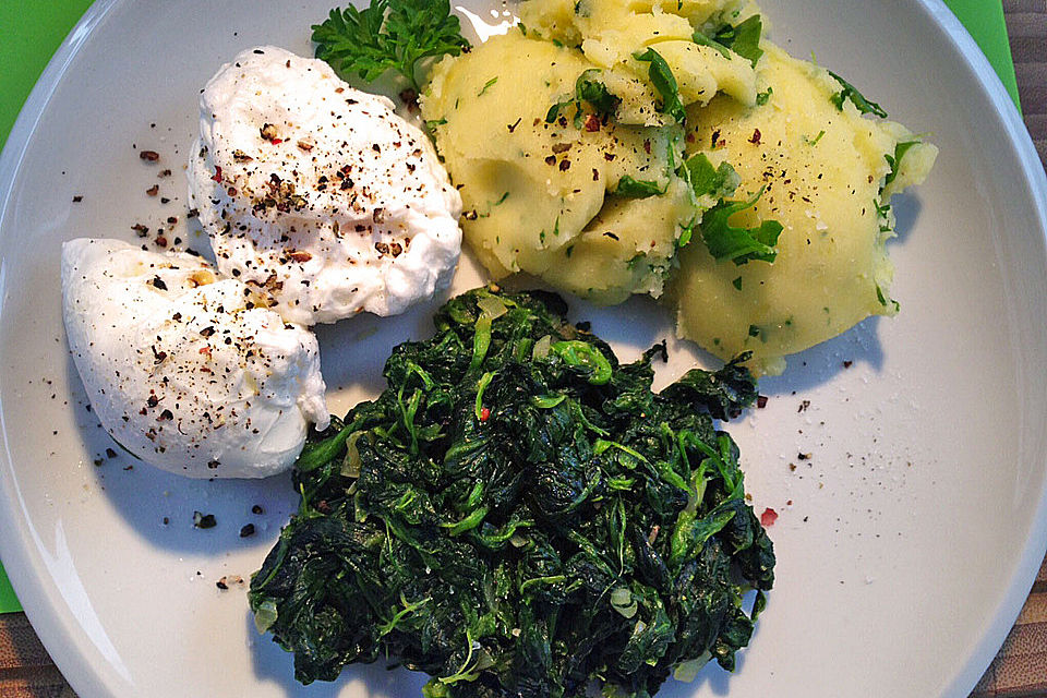 Pochierte Eier mit Bratspinat und Stampfkartoffeln