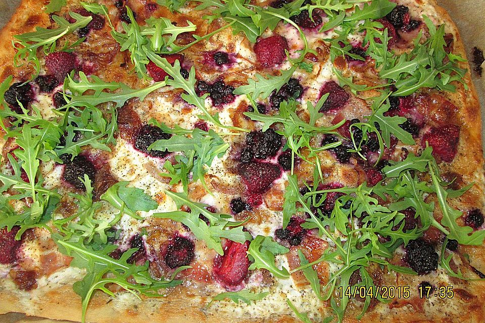 Flammkuchen mit Ziegenkäse, Brombeeren und Rucola