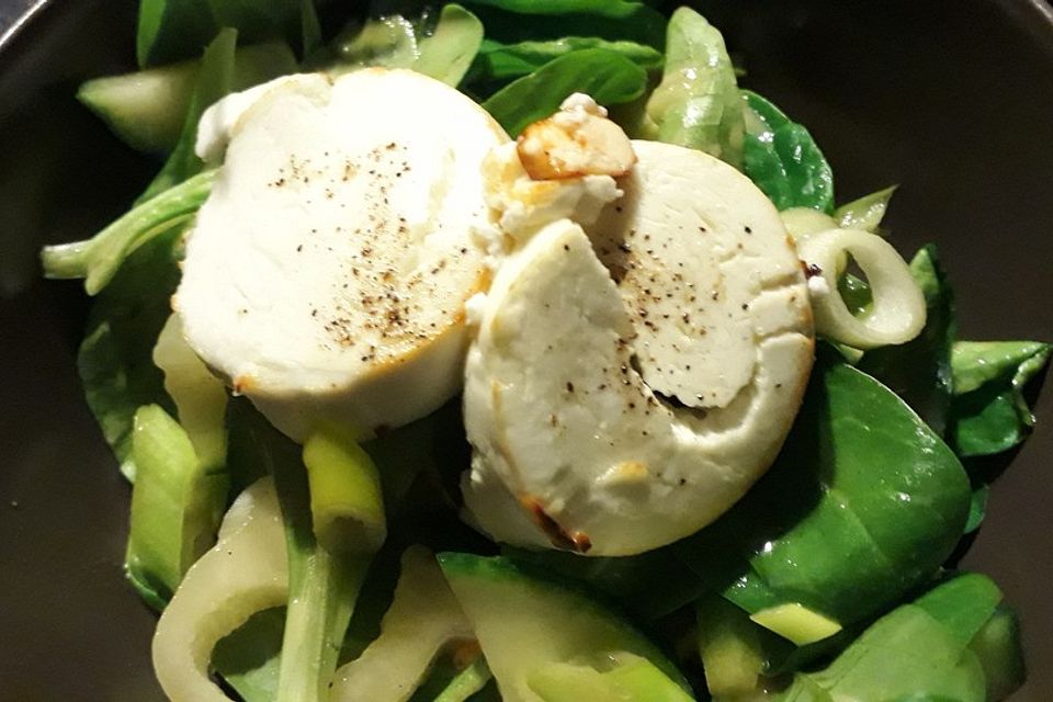 Eisbergsalat mit gebackenem Ziegenfrischkäse