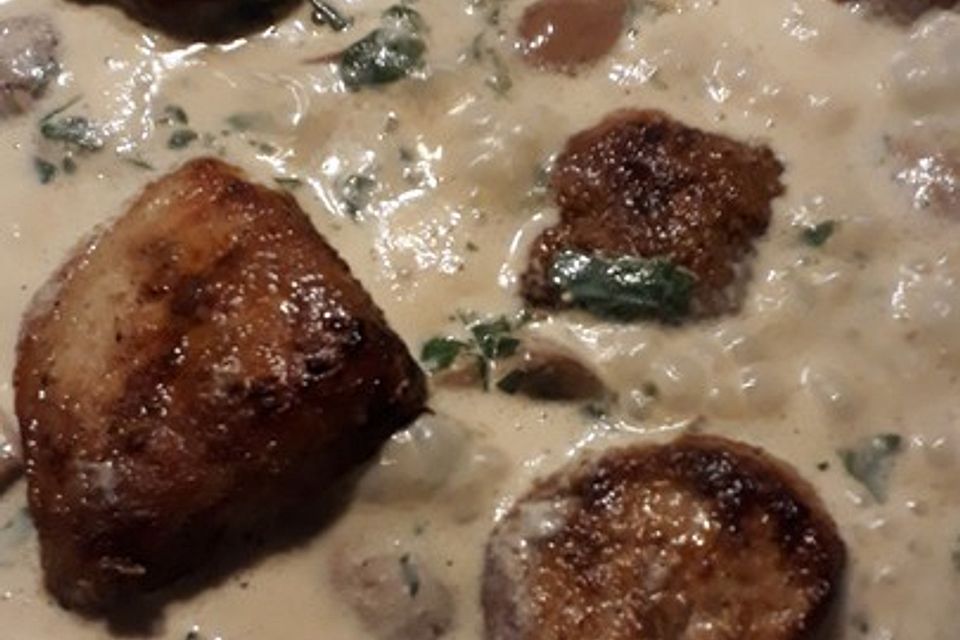 Schweinemedaillons in einer cremigen Weißwein-Champignon-Salbeisauce