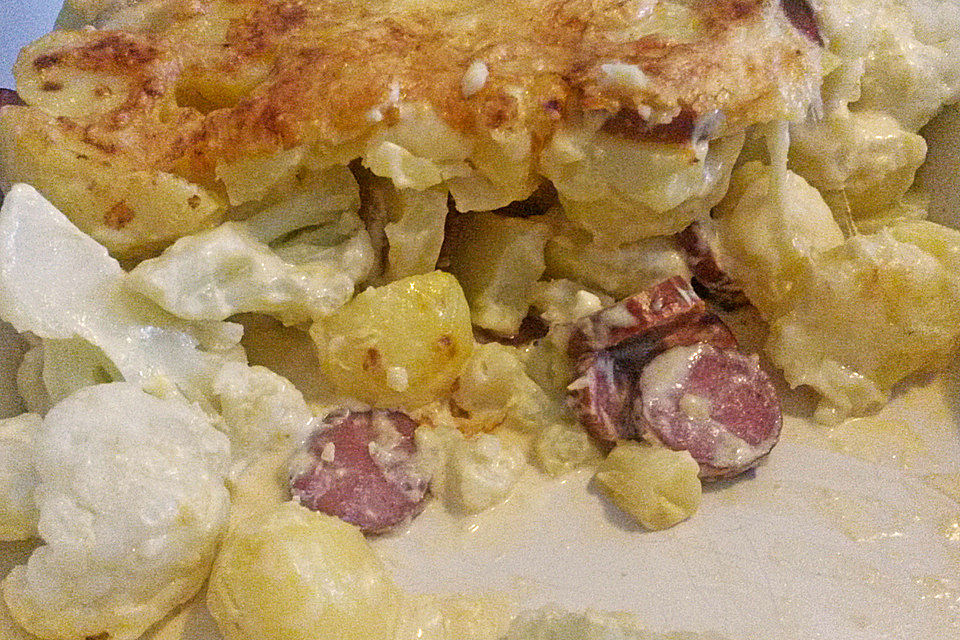 Kartoffelauflauf mit Cabanossi und Blumenkohl