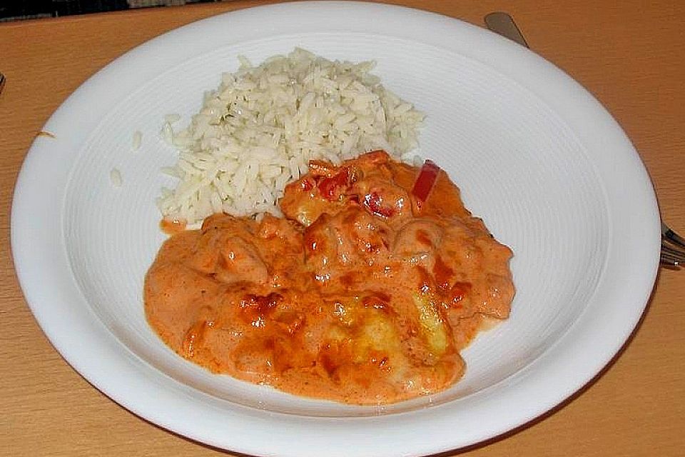 Überbackene Putenschnitzel im Gemüsebett mit Tomaten - Sahne - Soße