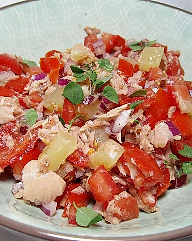 Tomaten-Thunfisch-Salat mit Harzer Käse und roten Zwiebeln