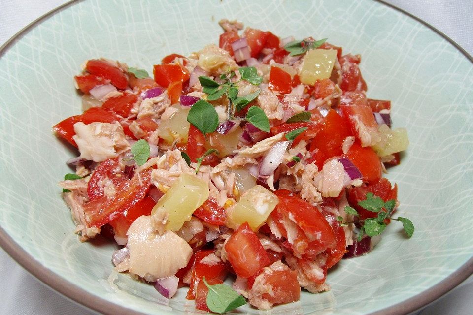 Tomaten-Thunfisch-Salat mit Harzer Käse und roten Zwiebeln