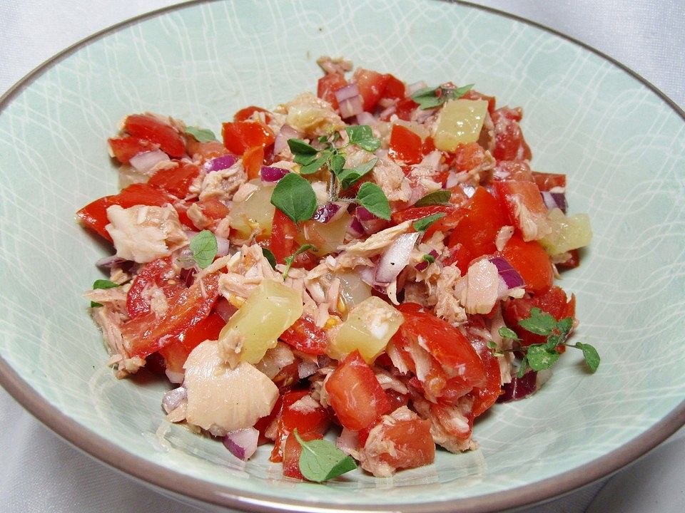 Tomaten-Thunfisch-Salat mit Harzer Käse und roten Zwiebeln von stadline ...