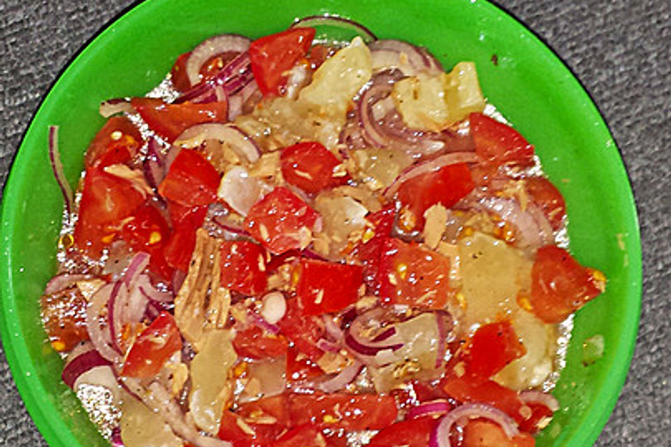 Tomaten-Thunfisch-Salat mit Harzer Käse und roten Zwiebeln