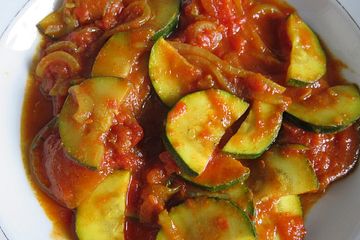 Curry-Zucchini in Tomatensauce