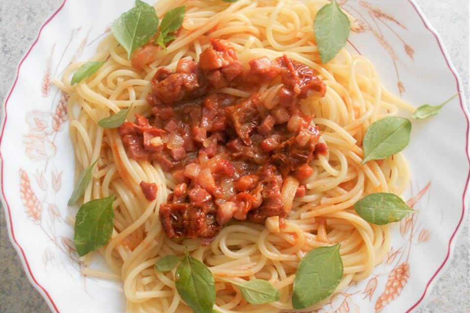 Nudeln mit Schinkenwürfeln in Tomaten-Sahnesauce