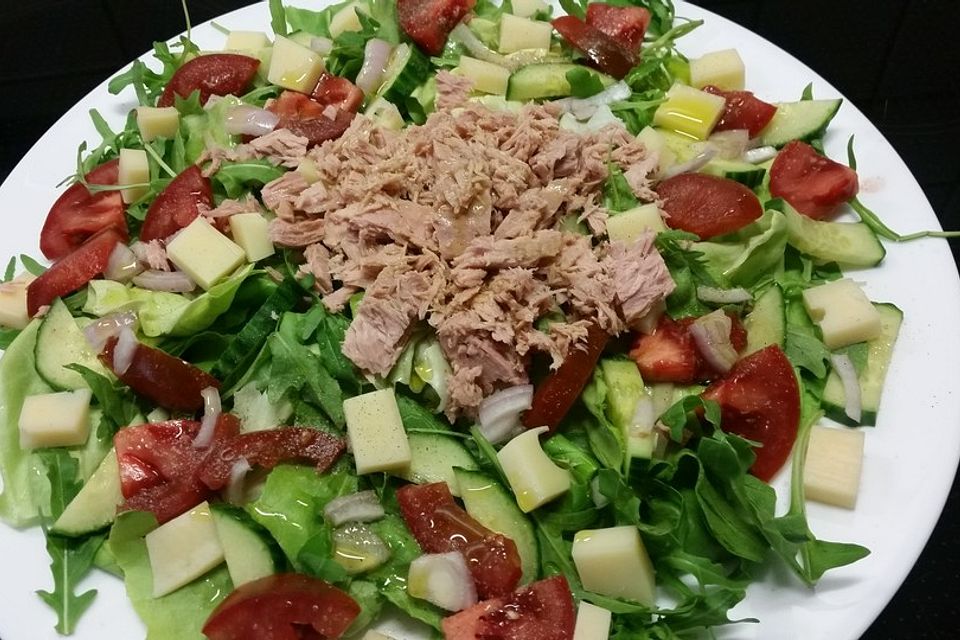 Gemischter Salat mit Thunfisch und Gouda