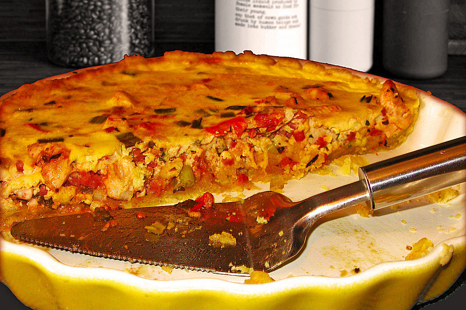 Hühnchen-Schinken-Quiche mit Lauchzwiebeln und Cocktailtomaten