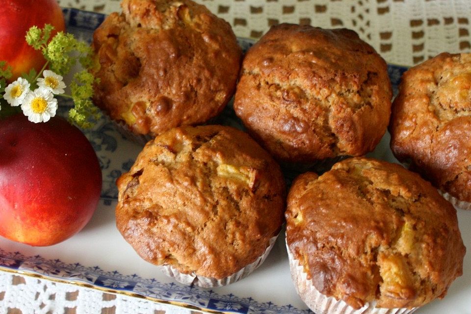 Zimt-Muffins aus Dinkelmehl mit Nektarinen