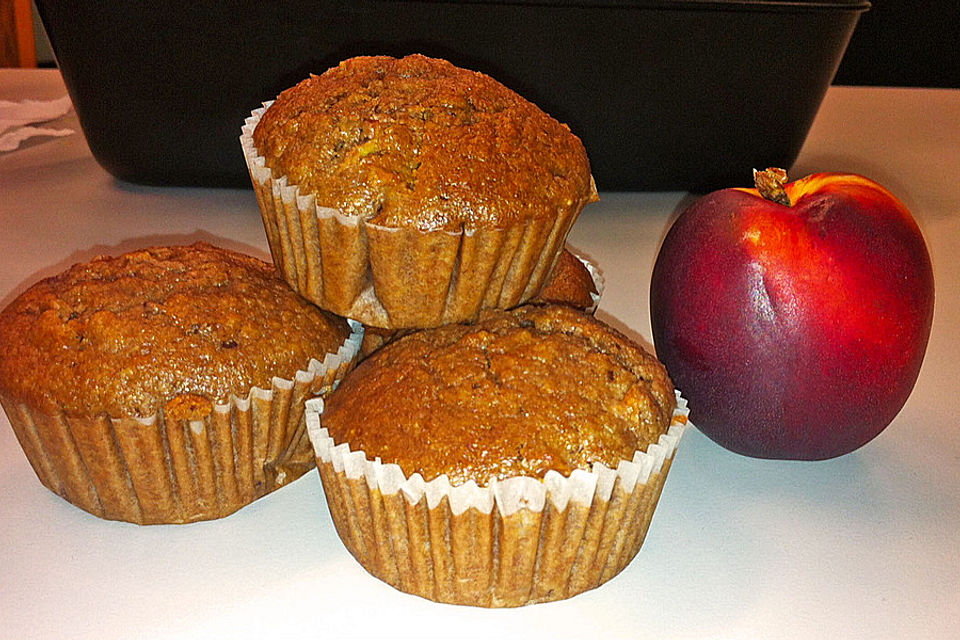 Zimt-Muffins aus Dinkelmehl mit Nektarinen