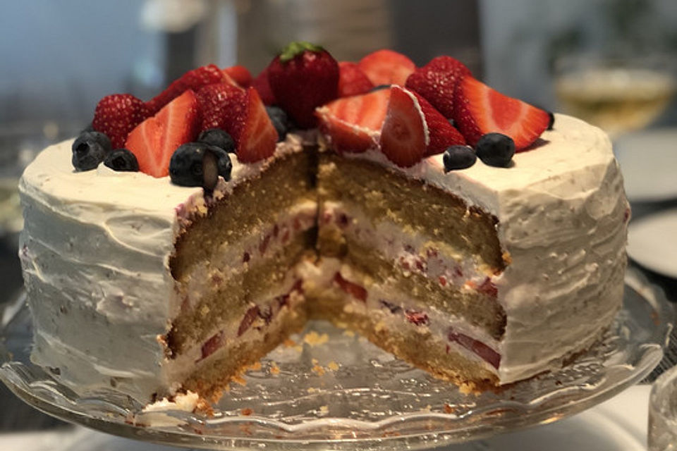 Zitronencreme-Torte mit Beeren