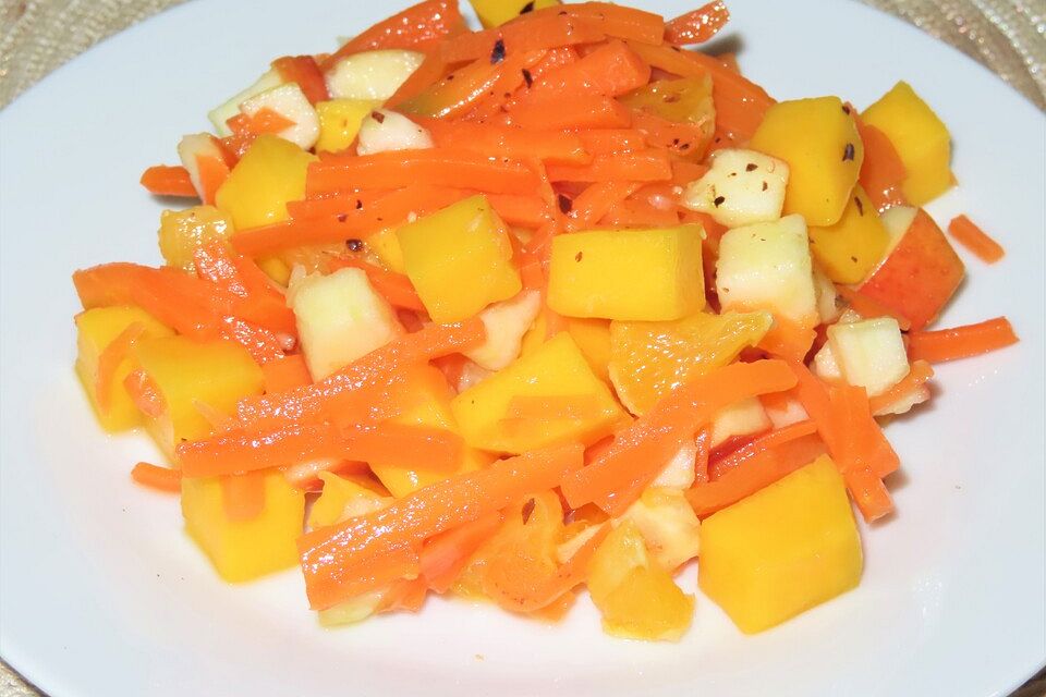 Möhren-Apfel-Mango-Orangen-Salat