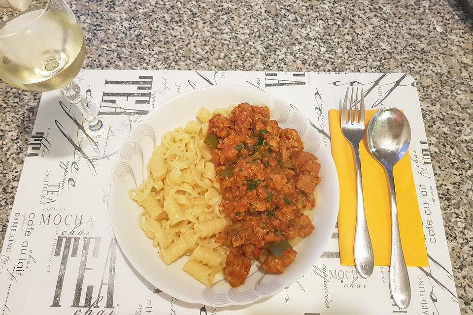 Veganes bzw. vegetarisches Gulasch mit Sojawürfeln und Paprika