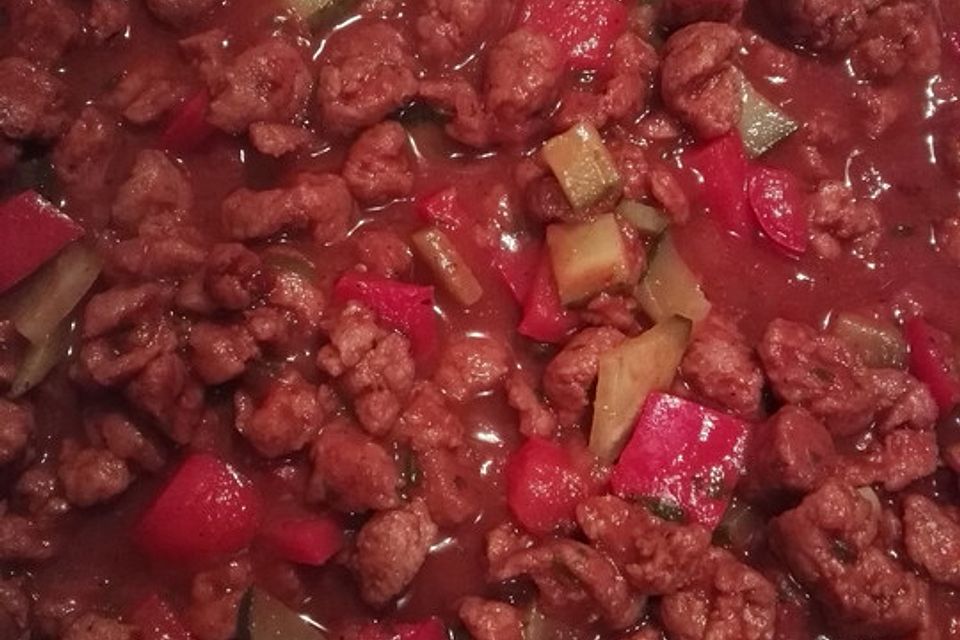 Veganes bzw. vegetarisches Gulasch mit Sojawürfeln und Paprika