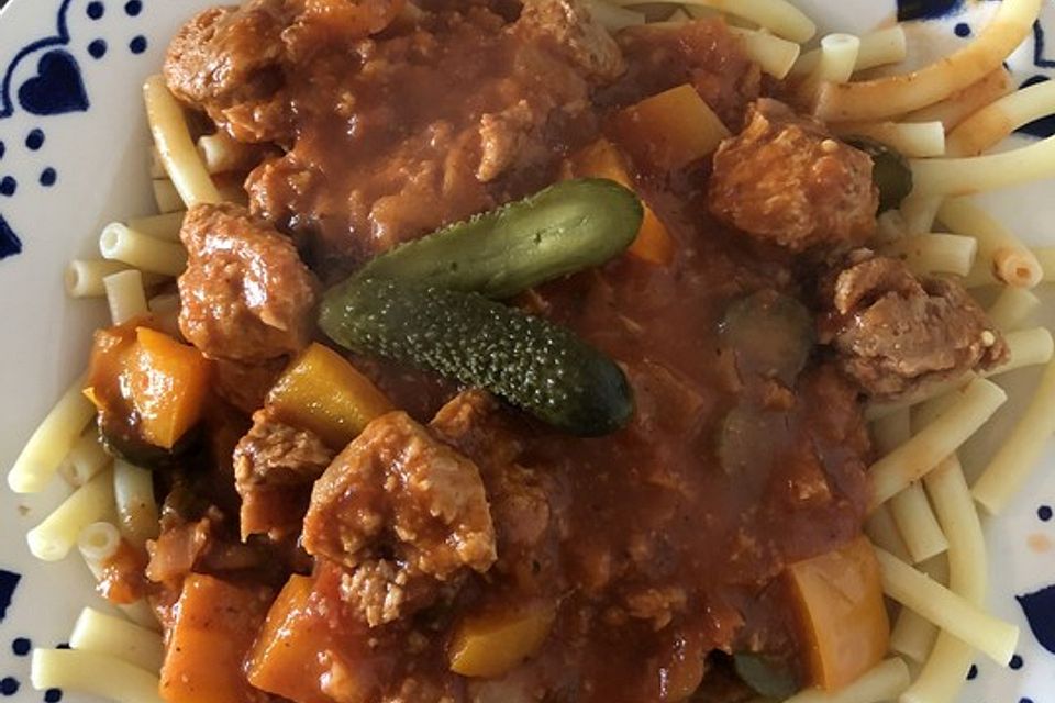 Veganes bzw. vegetarisches Gulasch mit Sojawürfeln und Paprika