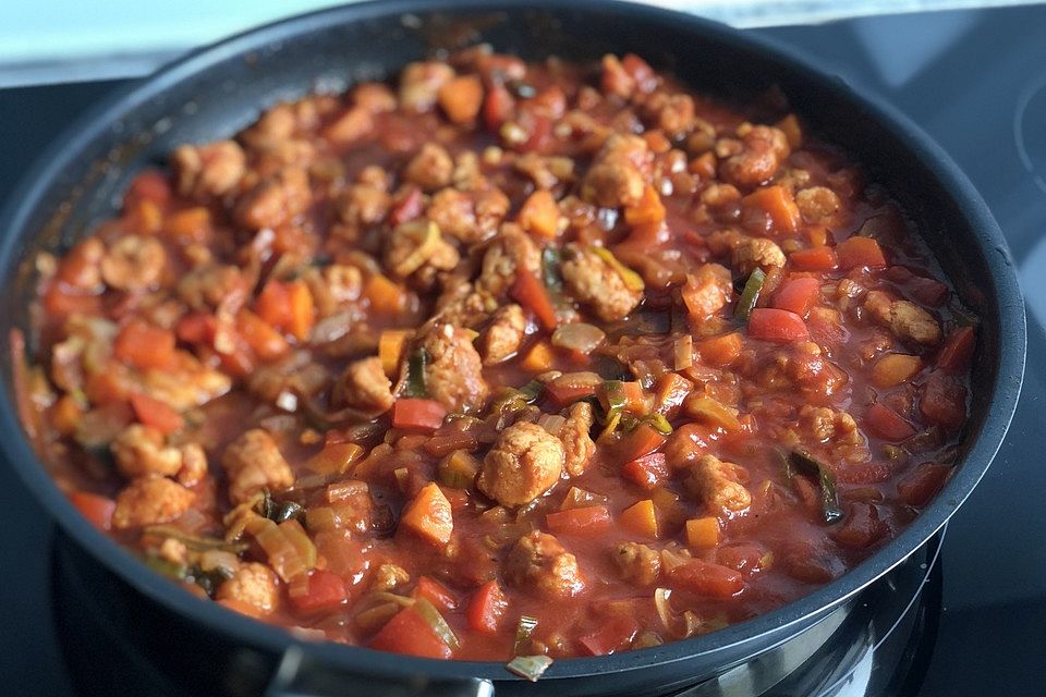 Veganes bzw. vegetarisches Gulasch mit Sojawürfeln und Paprika