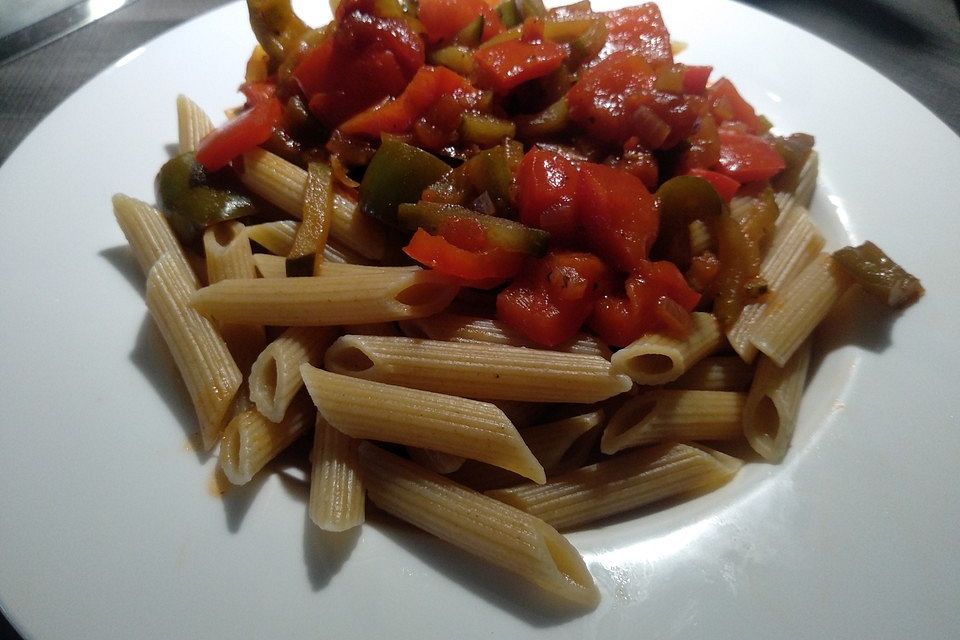 Veganes bzw. vegetarisches Gulasch mit Sojawürfeln und Paprika