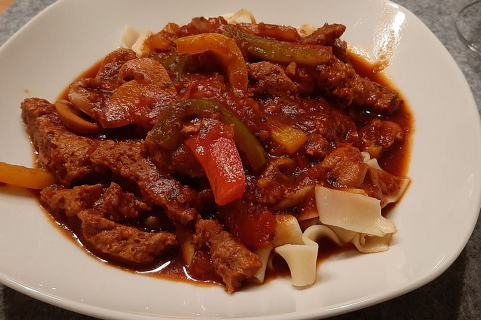 Veganes bzw. vegetarisches Gulasch mit Sojawürfeln und Paprika