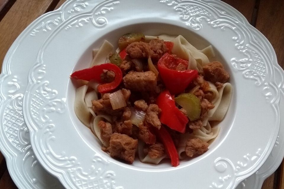 Veganes bzw. vegetarisches Gulasch mit Sojawürfeln und Paprika