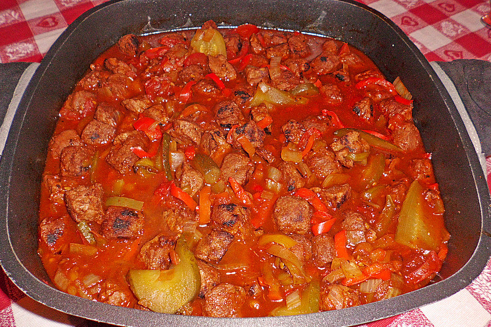 Veganes bzw. vegetarisches Gulasch mit Sojawürfeln und Paprika