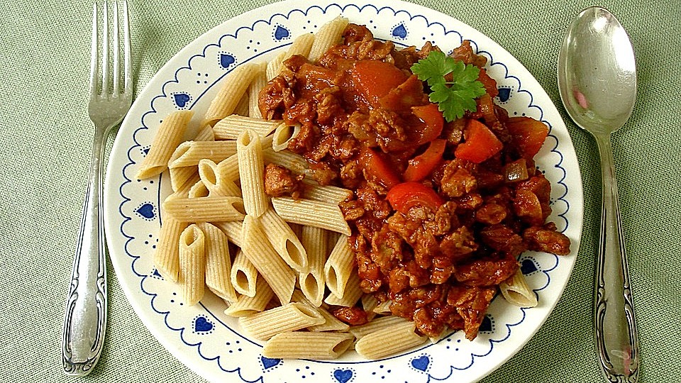 Veganes Gulasch mit Sojawürfeln und Paprika