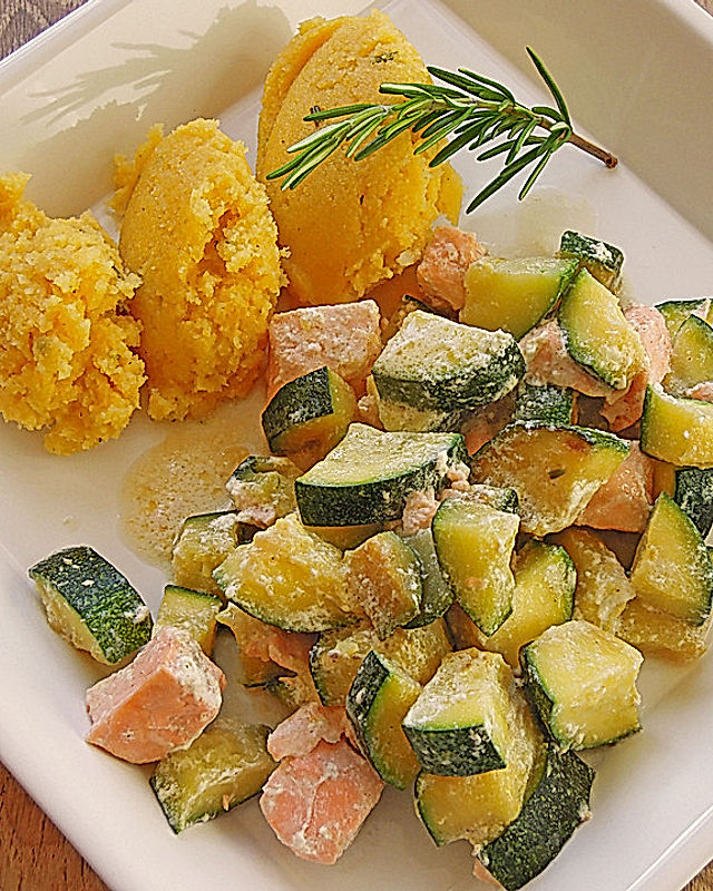 Zucchini-Lachs-Pfanne mit Rosmarin-Polenta