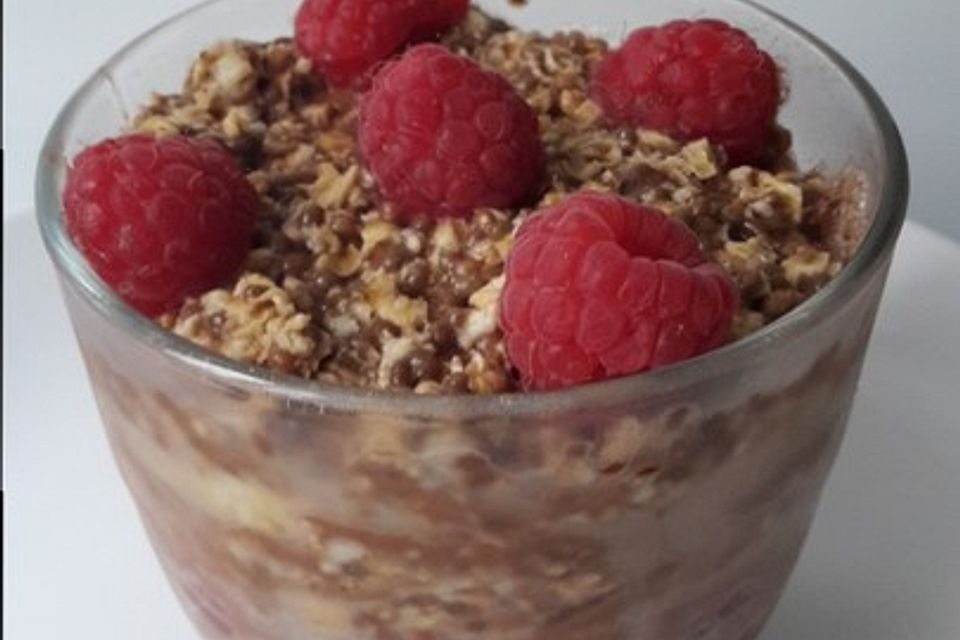 Overnight Oats mit Banane, Kakao, Heidelbeeren