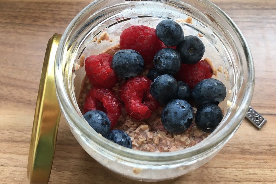 Overnight Oats mit Banane, Kakao, Heidelbeeren