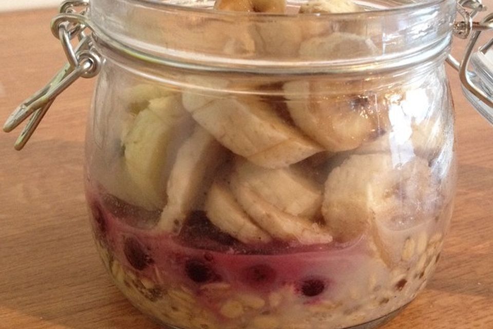 Overnight Oats mit Banane, Kakao, Heidelbeeren