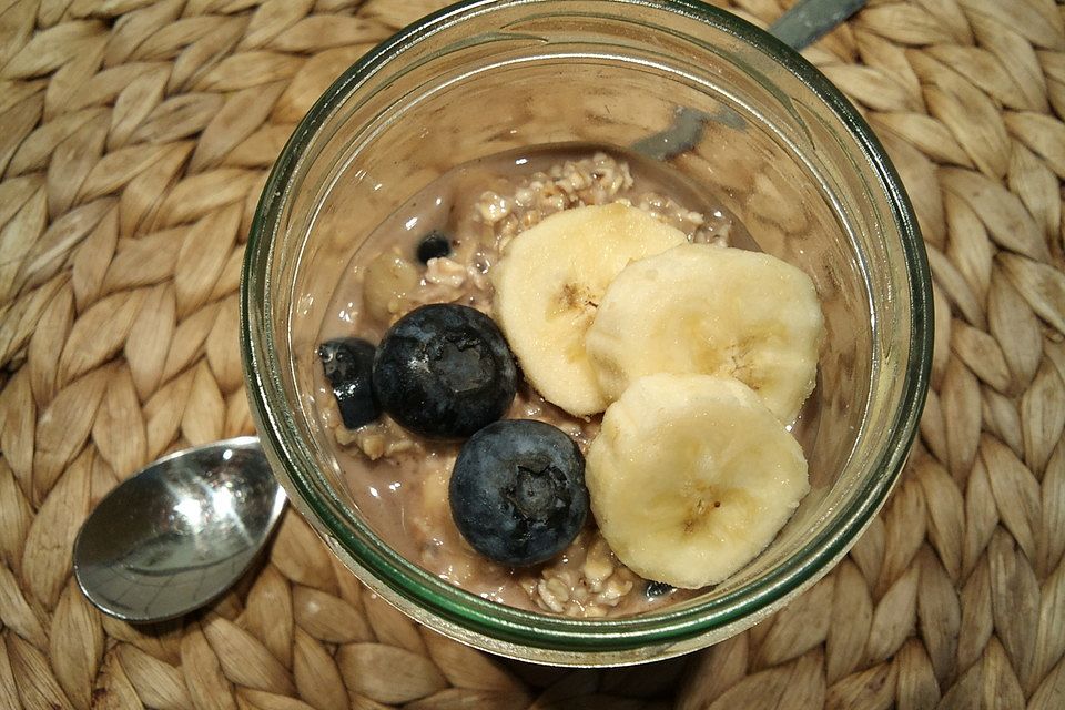 Overnight Oats mit Banane, Kakao, Heidelbeeren