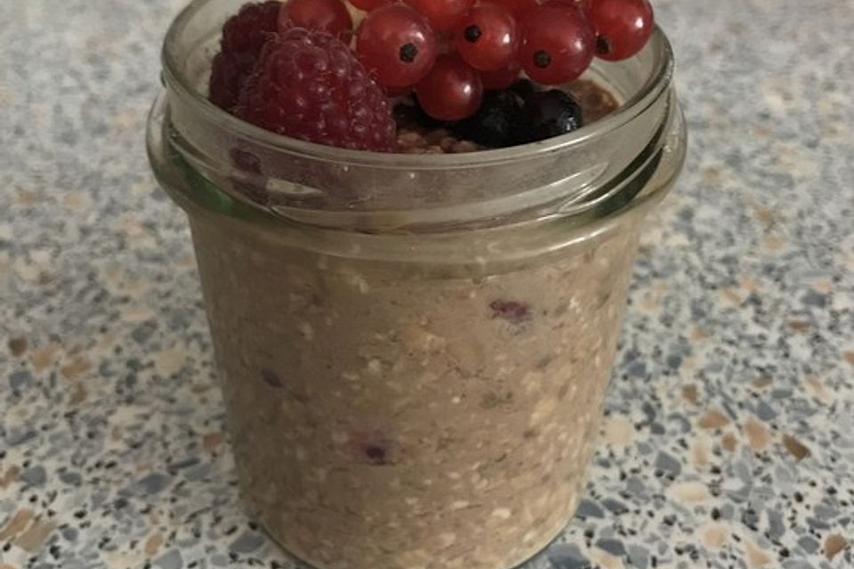 Overnight Oats mit Banane, Kakao, Heidelbeeren