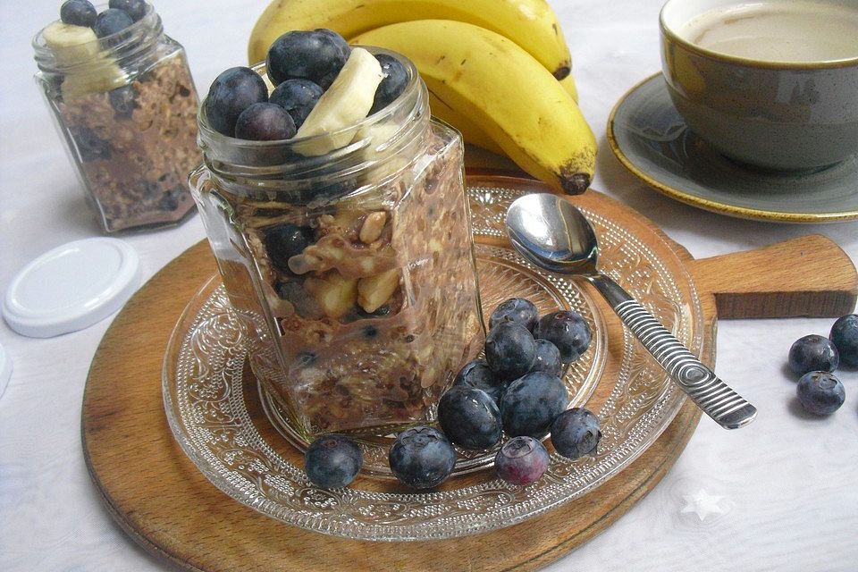 Overnight Oats mit Banane, Kakao, Heidelbeeren