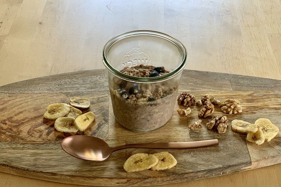 Overnight Oats mit Banane, Kakao, Heidelbeeren