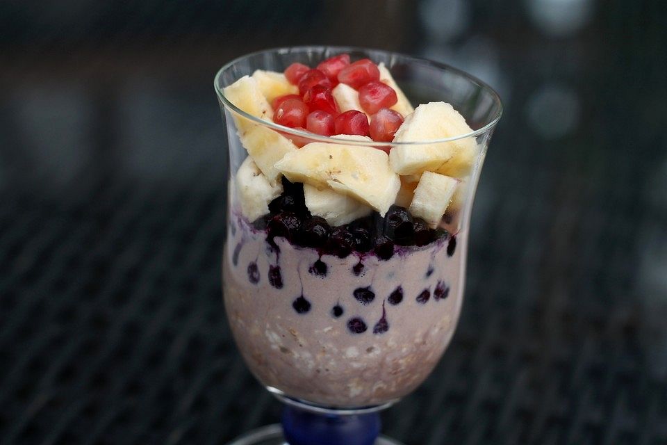 Overnight Oats mit Banane, Kakao, Heidelbeeren