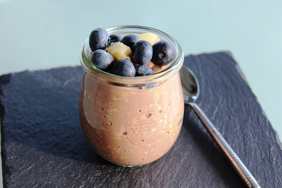 Overnight Oats mit Banane, Kakao, Heidelbeeren