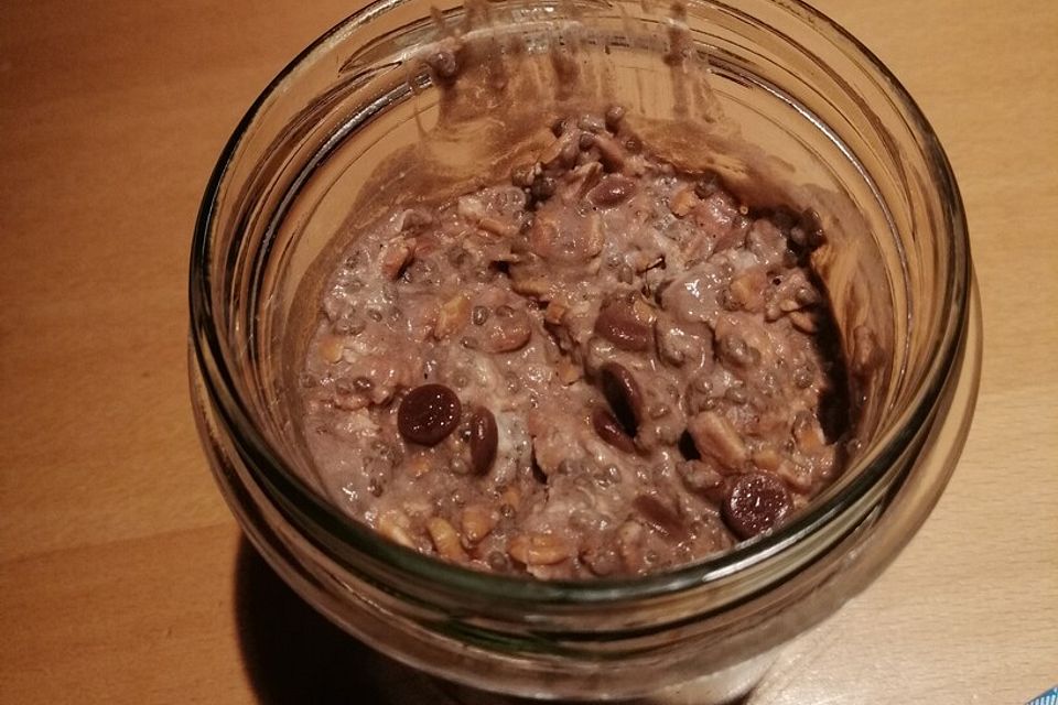 Overnight Oats mit Banane, Kakao, Heidelbeeren