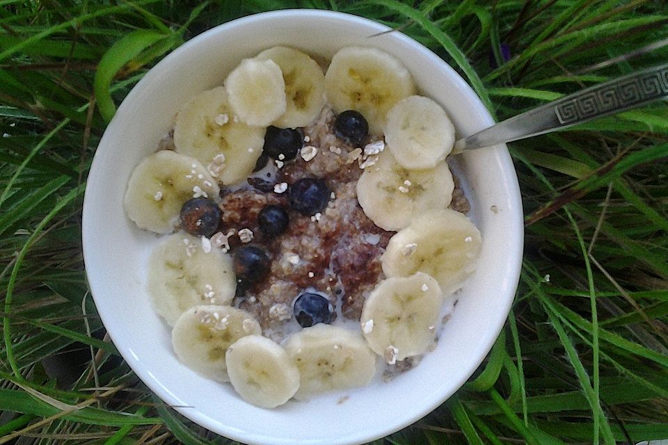 Overnight Oats mit Banane, Kakao, Heidelbeeren