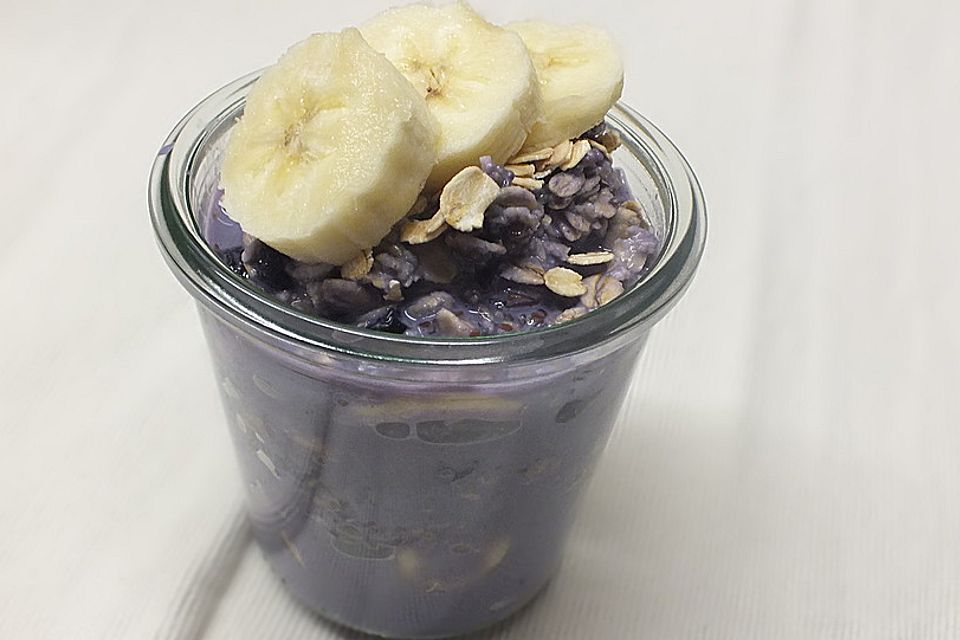 Overnight Oats mit Banane, Kakao, Heidelbeeren