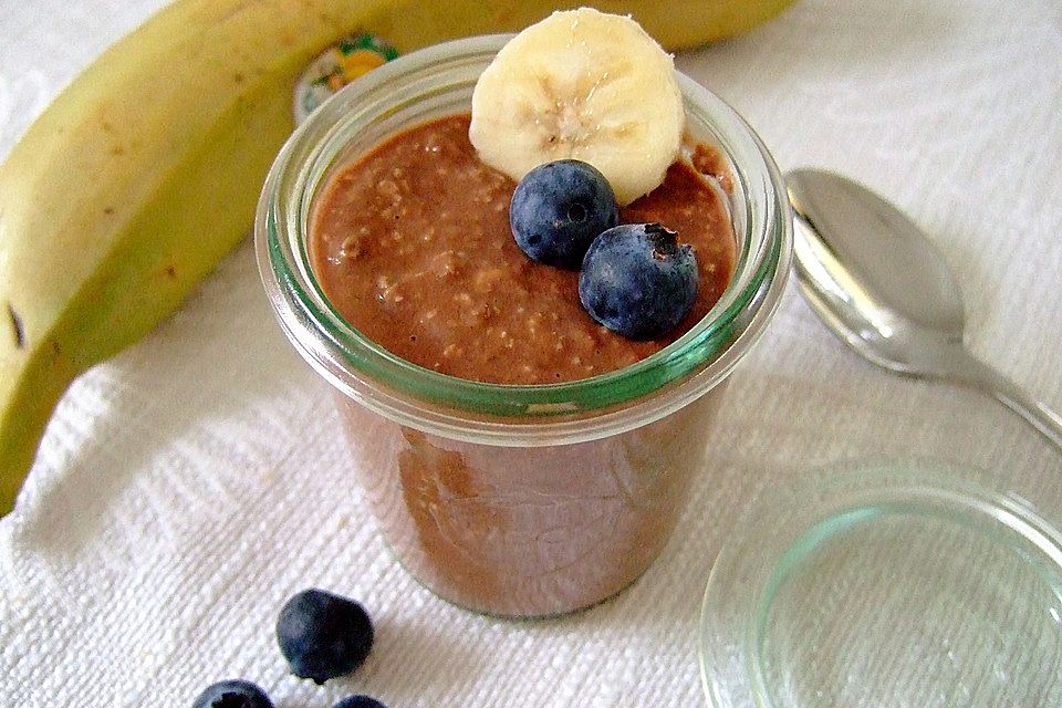 Overnight Oats mit Banane, Kakao, Heidelbeeren