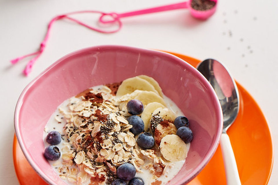 Overnight Oats mit Banane, Kakao, Heidelbeeren