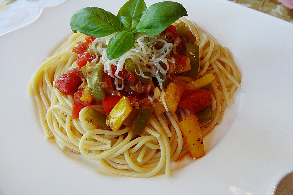 Spaghetti mit Paprikasauce