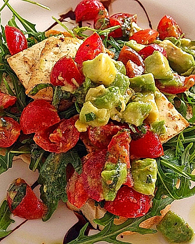 Rucola-Salat mit Halloumi und Pesto-Vinaigrette