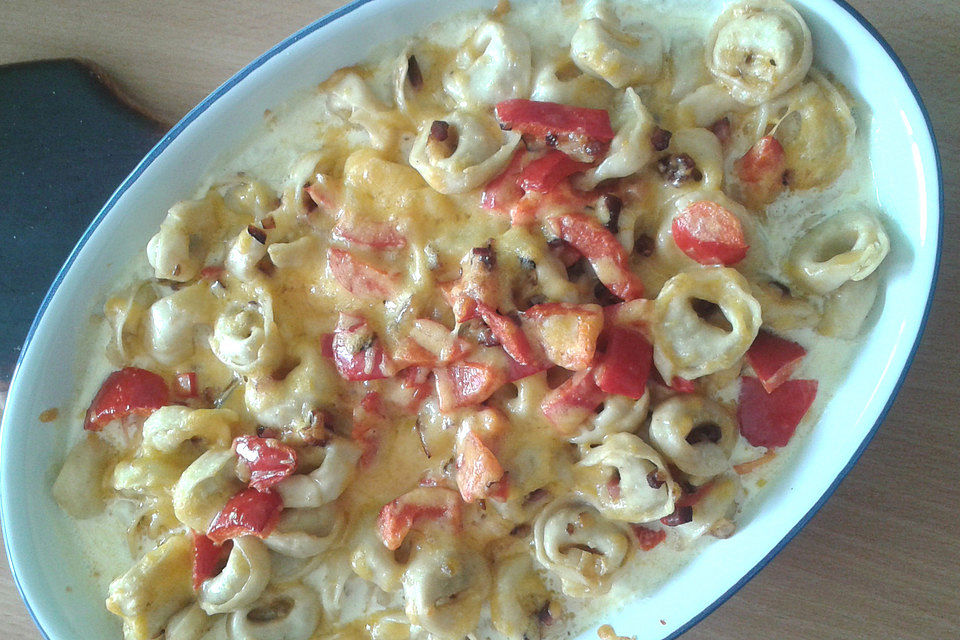 Tortellini-Paprika-Auflauf mit Schinkenwürfeln